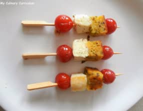 Brochettes apéritives avec des restes de cake salé, tomates cerises et fêta