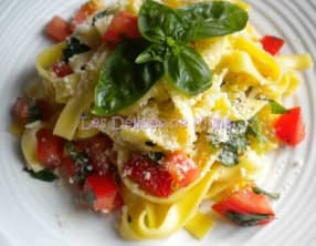 Tagliatelles aux tomates crues, ail et basilic