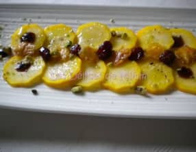 Carpaccio de courgettes jaunes, cranberries et tuiles au parmesan