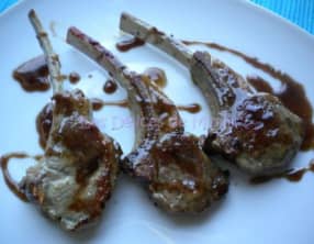Côtes d’agneau grillées au barbecue, sauce au miel et au thym citron