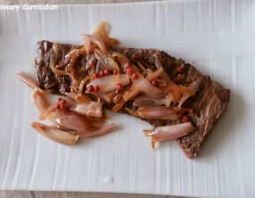 Hampe grillée au confit d'échalotes, baies roses, miel et vinaigre balsamique