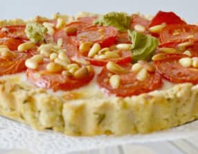 Tarte à la tomate, herbes fraîches et amandes