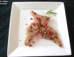 Côtelettes d'agneau au miel, jus de grenade, citron et romarin