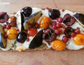 Bruschetta tomates cerises, mozzarella, cerises, figues, et romarin