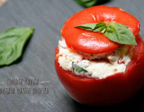 Tomate farcie faisselle, chorizo et basilic