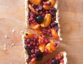 Tarte aux groseilles, cerises et abricots sur pâte sucrée aux flocons d'avoine