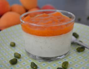 Panna cotta à la pistache compotée d’abricots