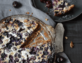 Clafoutis aux bleuets et aux cerises