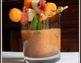 Soupe de melon au basilic et brochettes jambon mozzarella