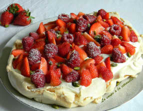Pavlova aux fraises et aux framboises