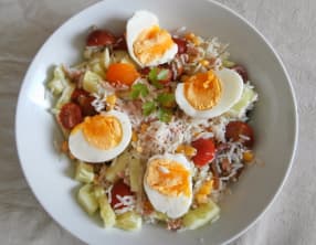 Salade composée au thon, olives noires, concombre, maïs, tomates