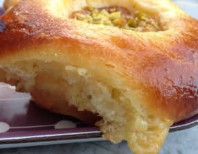 Brioches crème pâtissière fleur d'oranger et abricot caramélisé