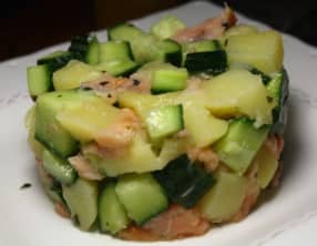 Salade de pommes de terre, saumon et concombre