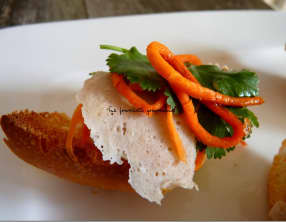 Banh mi en crostini