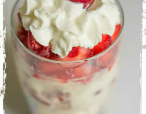 Verrines fraises cerises à la meringue et à la glace vanille pécan
