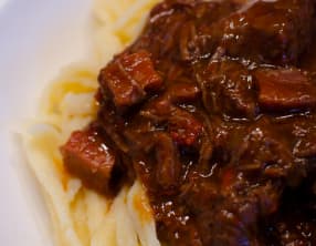 Boeuf braisé à la bière et au chorizo