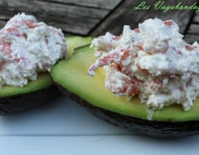 Avocats aux crevettes, fromage frais et noix de coco