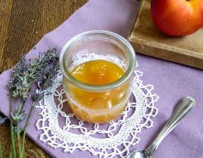 Confiture de nectarines et courgettes jaunes à la lavande