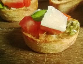 Mini Bruschetta aux tomates, basilic, parmesan et à l'ail confit