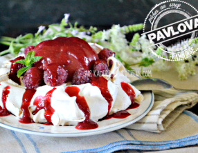 Pavlova pêche au sirop framboises et coulis