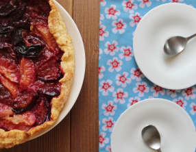 Tarte à l’ancienne aux prunes et à la cannelle