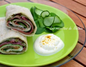 Wraps au jambon de Parme et concombre, sauce yaourt citron vert-curry