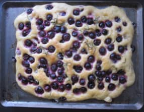 Schiacciata au raisin noir et romarin