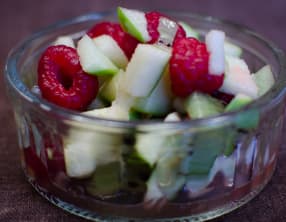 Salade de framboises, de kiwis et de pomme verte