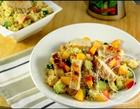 Salade de semoule au poulet, nectarine, concombre et feta