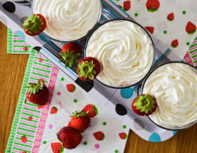 Verrines de fraises, crumble aux amandes et chantilly vanillée au mascarpone