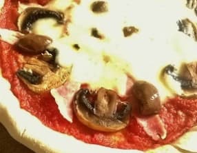 Pizza reine ou regina maison facile, aux champignons, jambon, olives et mozzarella
