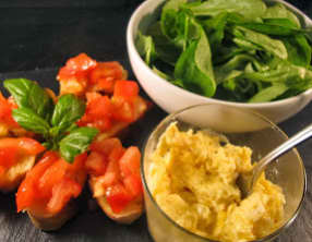 Crostini à la tomate aillée et oeufs brouillés