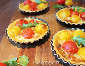 Tartelette au tomates, oignons confits et gorgonzola
