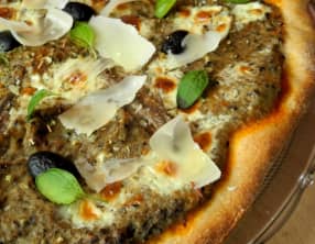 Pizza au caviar d’aubergine, olive noire, anchois, parmesan