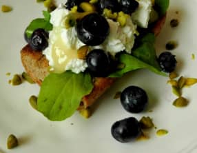 Tartine de chèvre, myrtilles, pistaches et miel de citronnier