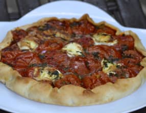 Tarte tomates, chèvre, miel et basilic