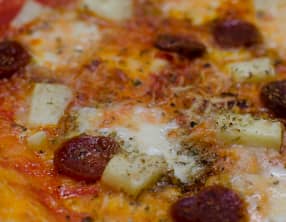 Pizza à l'ananas et au chorizo