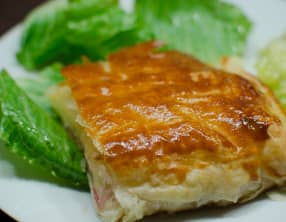 Feuilleté au camembert et au bacon