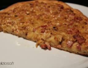 Pizza briochée aux lardons et aux oignons