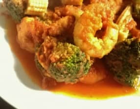 Crevettes sautées au curry tomates et brocolis