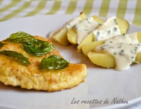 Poulet pané au parmesan, pommes de terre au four et sauce à la ciboulette