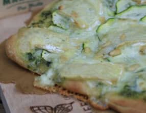 Pizza au fromage de brebis, courgettes, crème aux fanes de radis