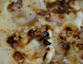 Pizza au chèvre, au miel et aux noix