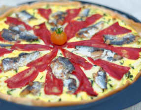 Tarte aux courgettes, piquillos, et sardines
