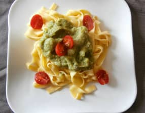 Tagliatelles au pesto de courgettes avocats