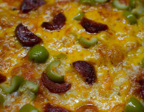 Pizza au chorizo et aux olives vertes