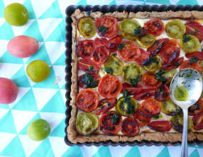 Tarte aux tomates anciennes, ricotta, pâte sablée à l'olive noire de Nyons et pesto de coriandre