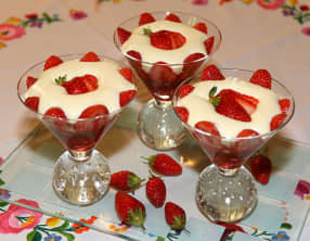 Verrines de fraises et rhubarbe au sirop de sureau à la mousse de mascarpone