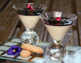 Panna cotta aux myrtilles et coulis de myrtilles.