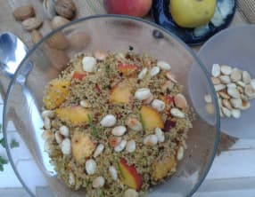 Salade de céréales, pêches et amandes